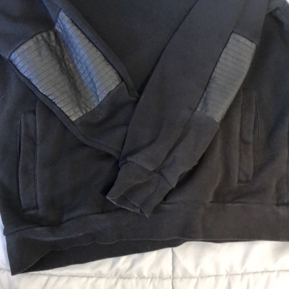 Black w grey spots shoulder elbow turtle neck - Picture 4 of 5